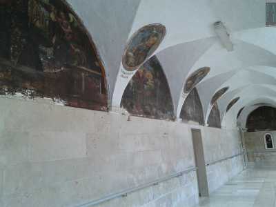 In tutto sono 64 e si dividono in 31 medaglioni che raffigurano altrettanti santi francescani e 33 lunette che rappresentano scene della loro vita